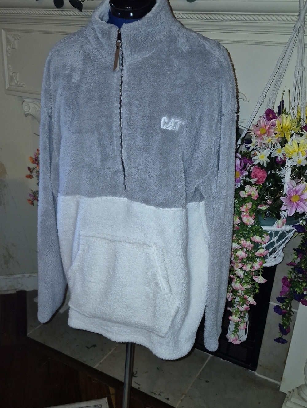 Charles River Apparel "CAT" Logo. Gray&white Colorblock EC.(#2019D).